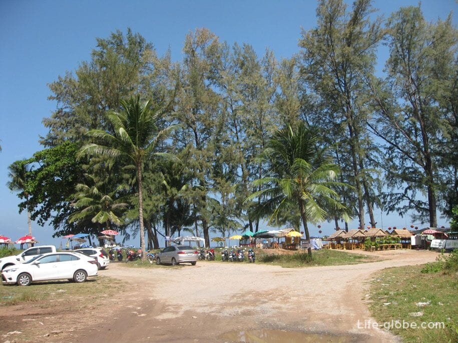 Парковочные места возле пляжа Бангтао