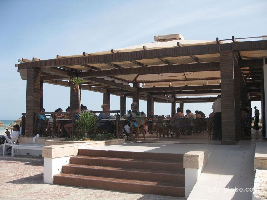 Шведский стол на пляже в отеле Джерба Плаза, Тунис