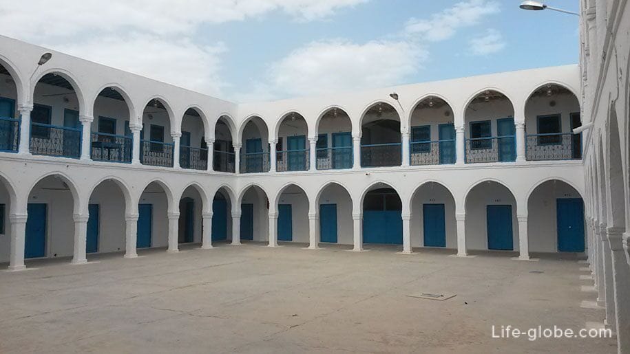 Достопримечательности острова Джерба - общежитие для паломников, Синагога Эль Гриба