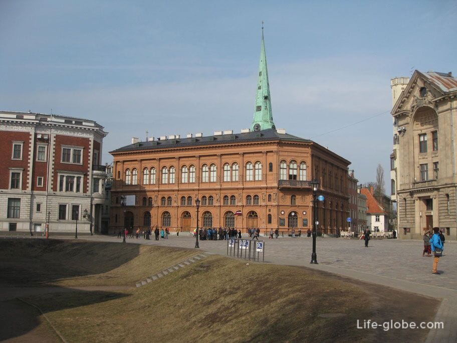the largest square in Riga is the Dome Square
