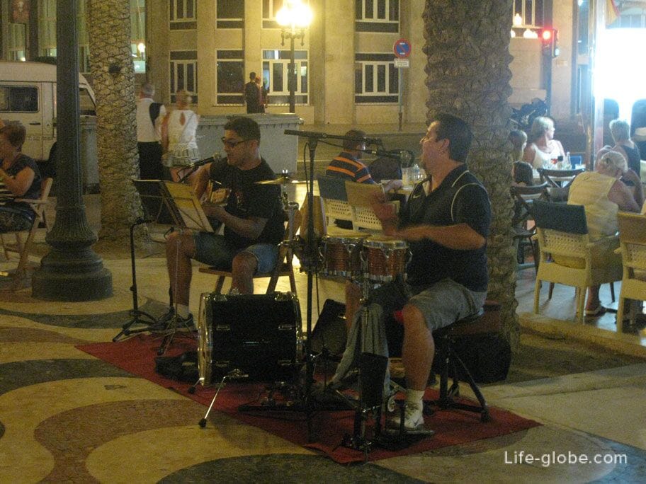 musicians esplanade Boulevard Alicante Spain