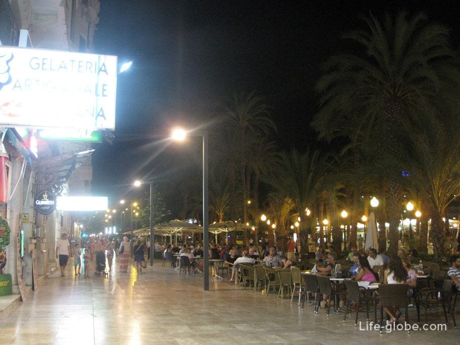 restaurants along the Esplanade Boulevard