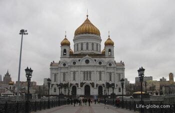 Главная церковь страны - Храм Христа Спасителя в Москве. А также, Патриарший мост и  памятник Петру I