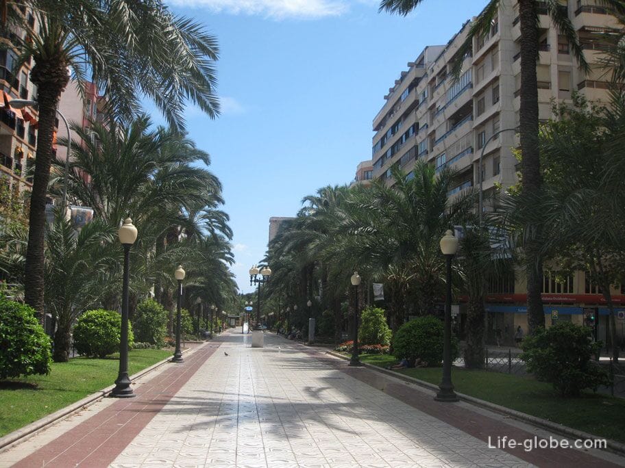 Alley of Three avenues, a walking boulevard in Alicante