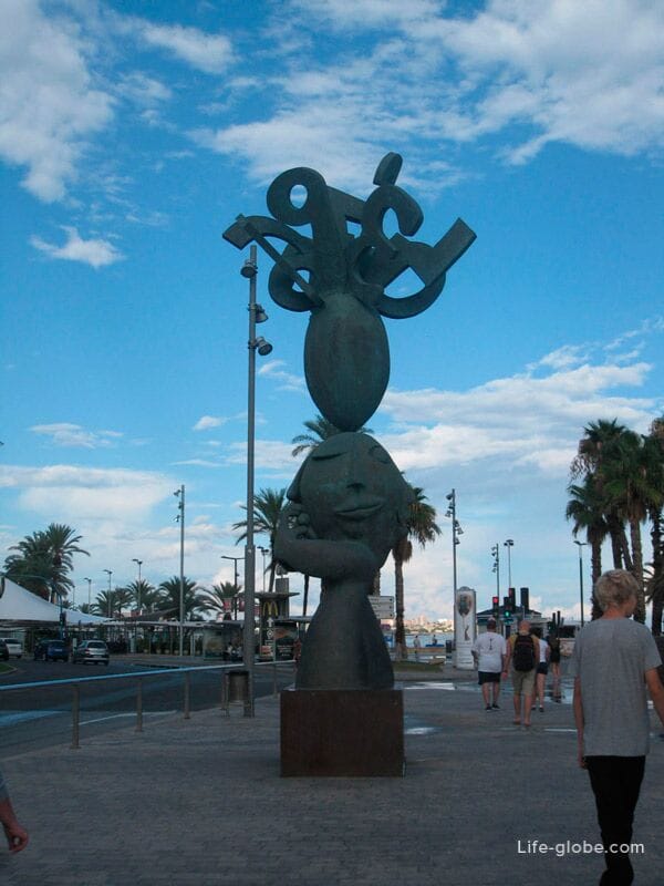 sculpture on the Alicante embankment