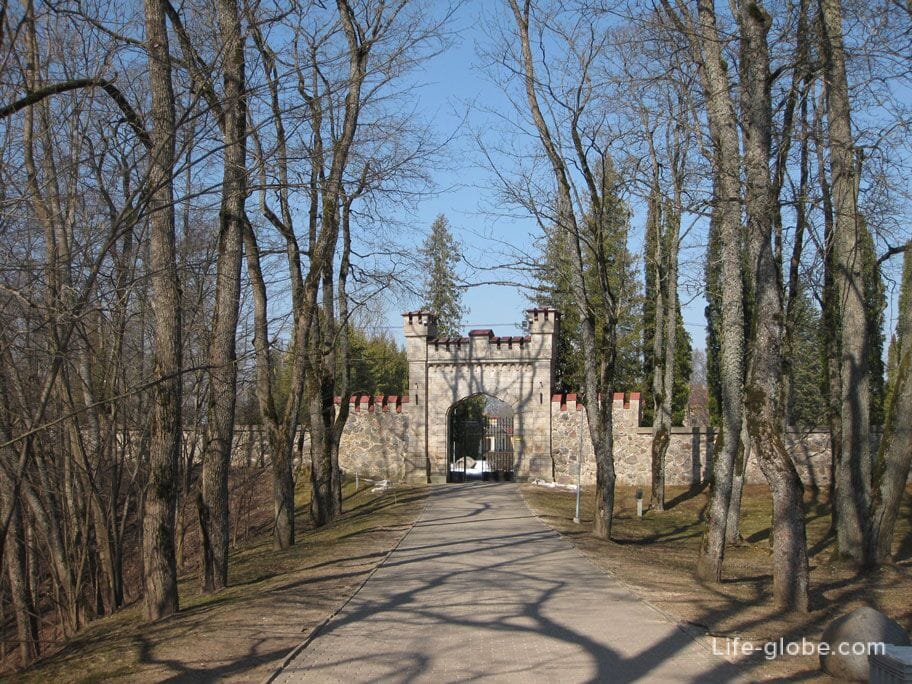 stone gate, entrance to the complex of the Sigulda Palace