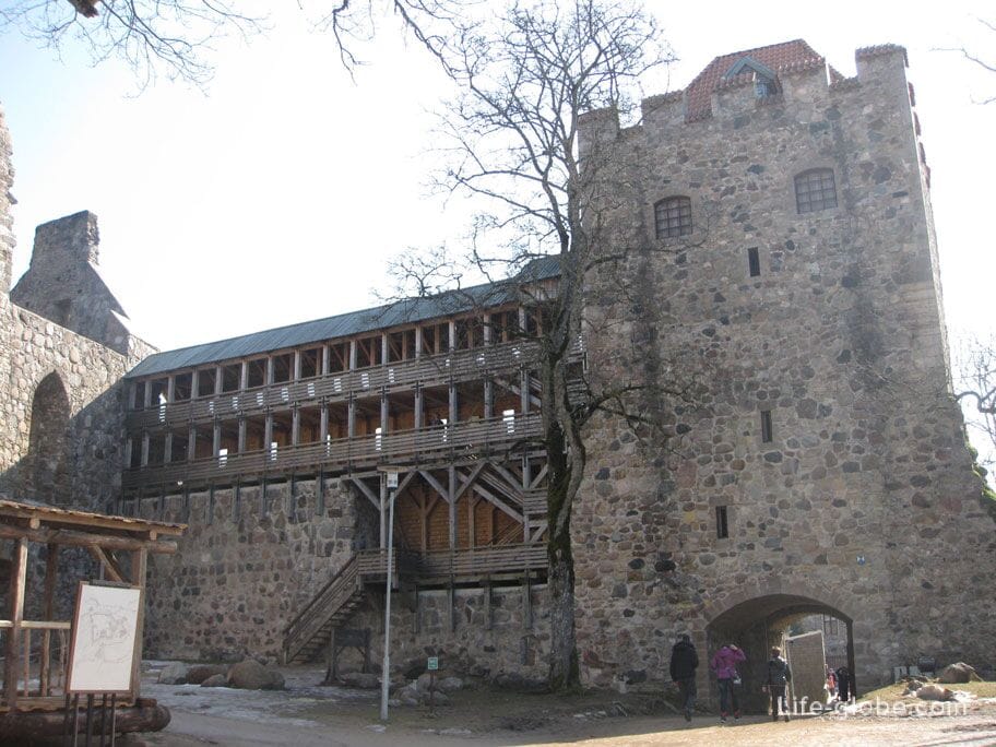 the entrance to the tower from the side of the castle of the Livonian Order