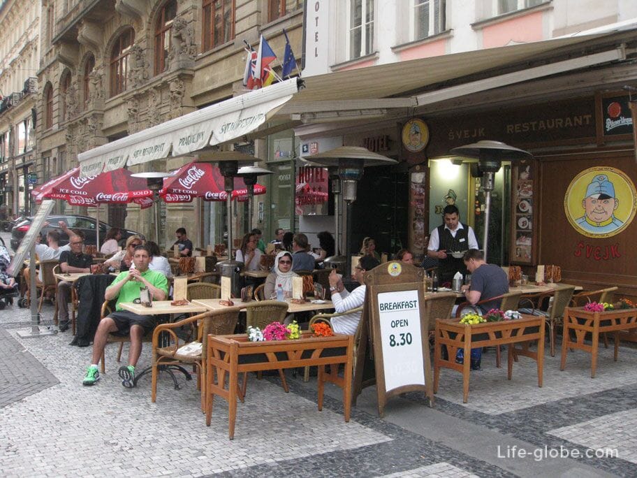 restaurant in Prague, brezeli on the tables are paid