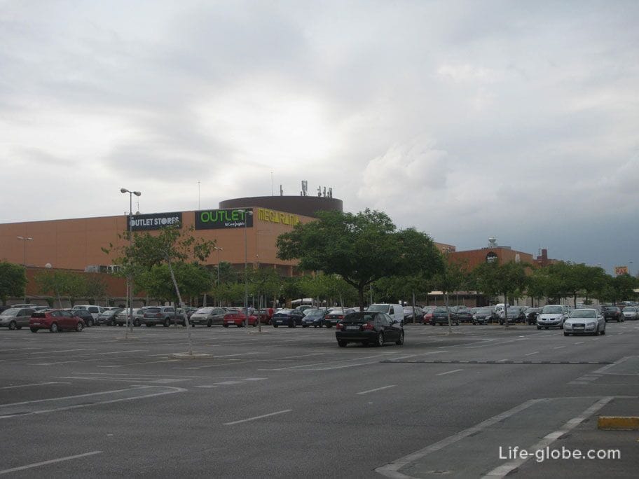 parking at the outlet center in Alicante