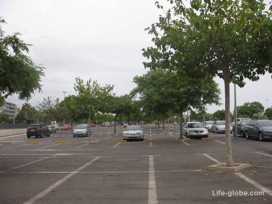 parking at the Alicante outlet Park
