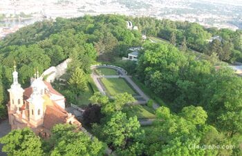 Петршинский холм в Праге: Петршинская смотровая башня + фуникулер