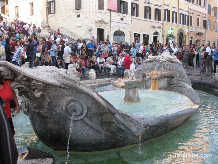 фонтан Баркачча, площадь Испании, Рим