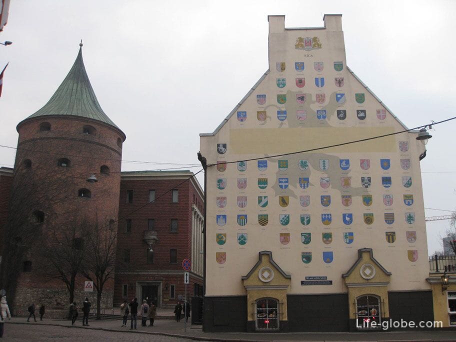 coats of arms of Latvian cities on the Yakovlev barracks next to the Powder Tower