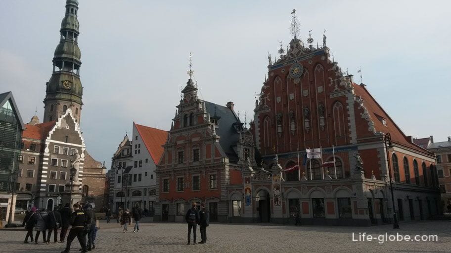 house of the Blackheads and the statue of Roland, Town Hall Square, Riga old town