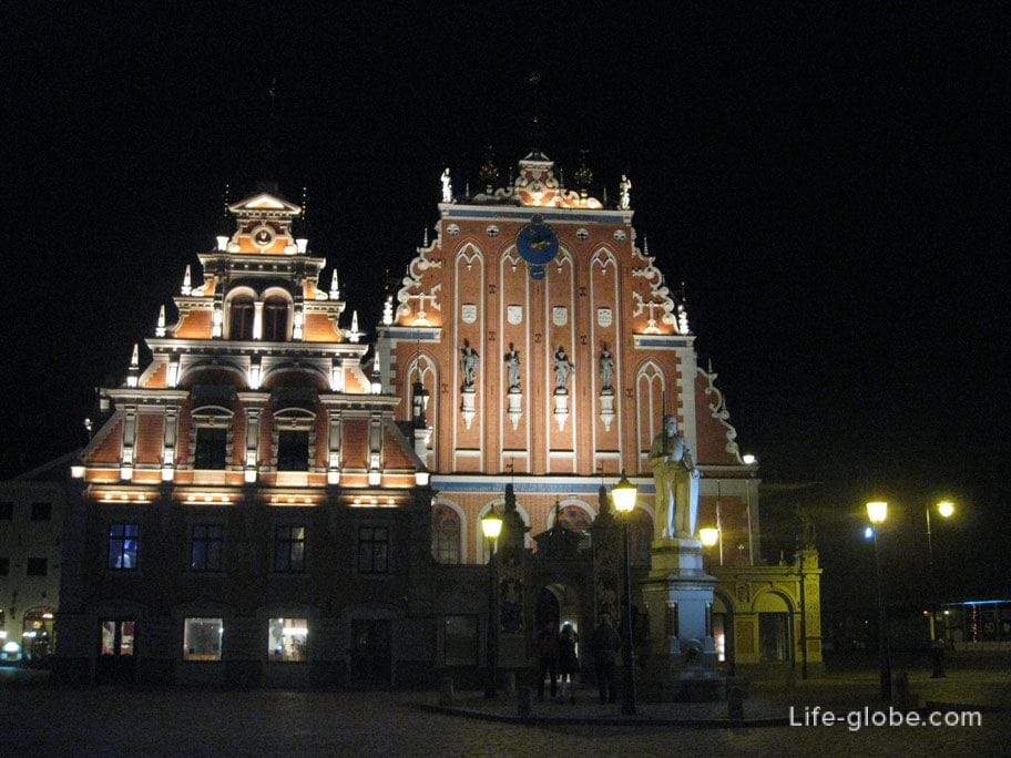 view of the house of the Blackheads in Riga at night