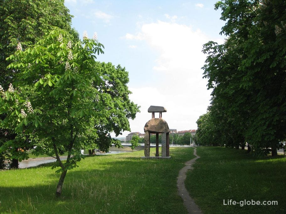 sculpture on the Vilnius embankment