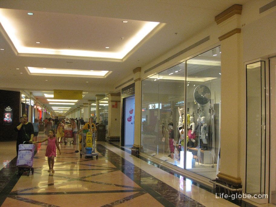 shopping and entertainment center in Alicante