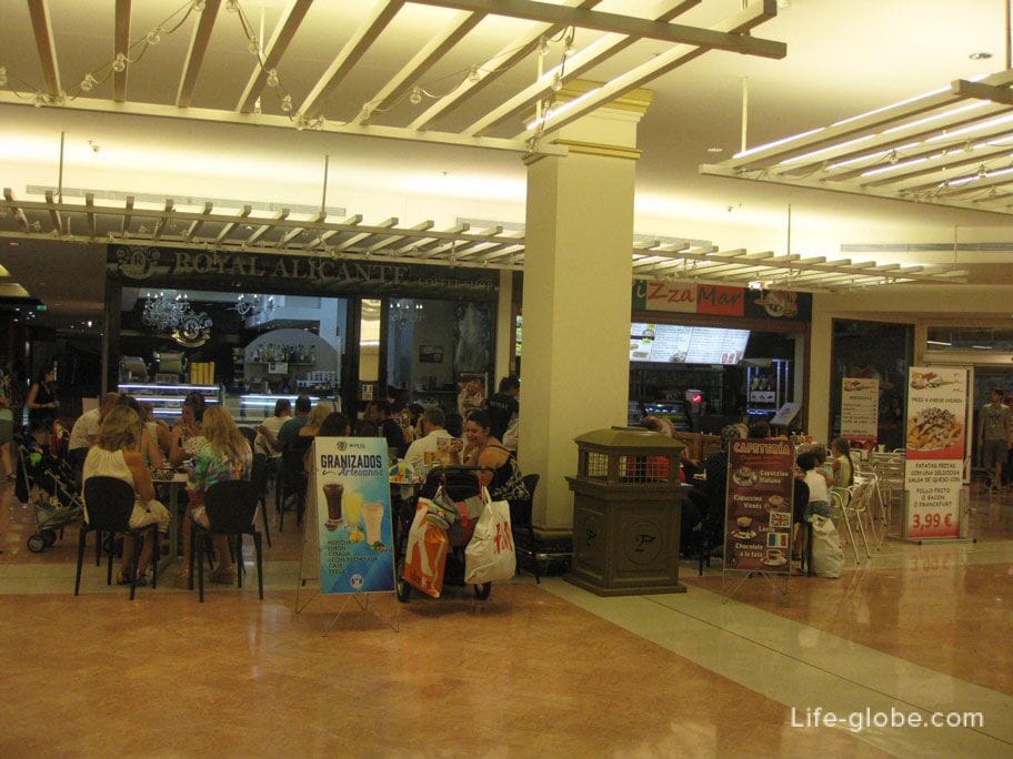 catering area in the shopping center of Alicante
