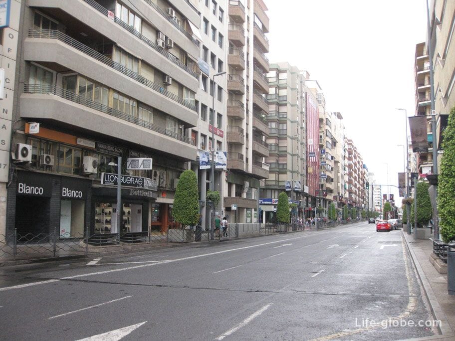 Maysonnave Avenue, shopping street of Alicante