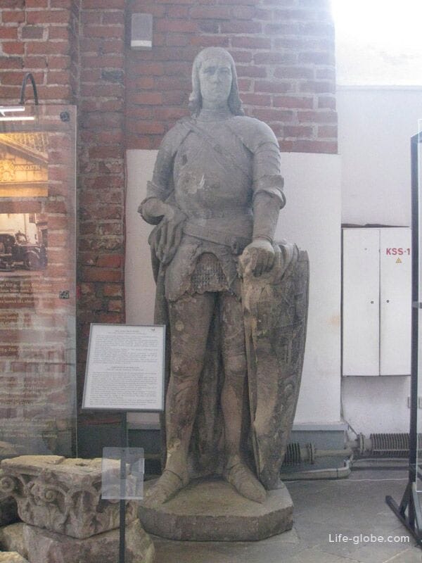 the original sculpture of the defender of Riga-knight Roland