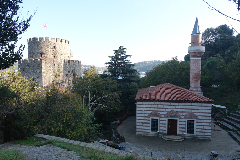 Rumelihisari in Istanbul (Rumeli Hisarı) - eine mittelalterliche Festung mit Blick auf den Bosporus