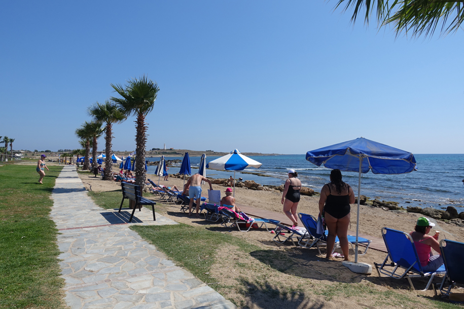 Пляж возле отеля Кефалос Бич,  Пафос (Kefalos Beach Tourist Village)